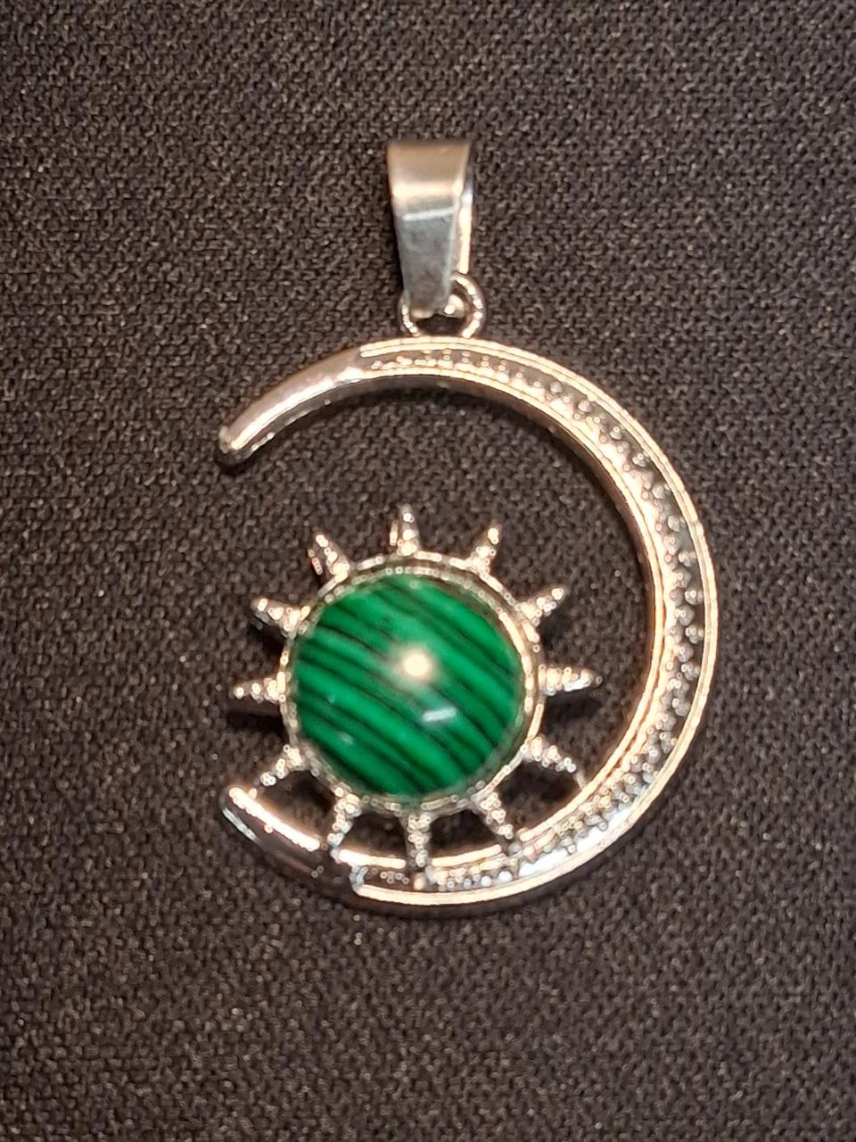 hanger zilverkleurig maantje met malachiet zonnetje